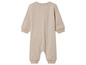 Une grenouillère bébé beige à manches longues.