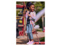 Une fille portant une veste bomber rose et un jean bleu sur une aire de jeux.