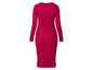 Une robe en tricot rose à manches longues.