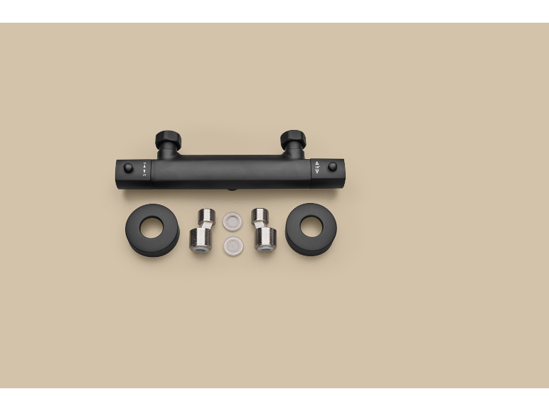 Mitigeur thermostatique de douche noir avec accessoires de montage sur fond beige