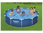 Une piscine Bestway Steel Pro avec des gens qui nagent dedans.