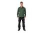 Homme en pull polaire vert et pantalon de travail noir.