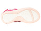 La semelle d'une sandale rose pour enfant avec un motif de papillon.