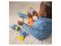 Bébé jouant avec des jouets de personnages de dessins animés et un miroir sur un tapis.