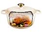 Cocotte de couleur crème avec un bouton doré, montrant une coupe transversale d'un poulet rôti à l'intérieur.