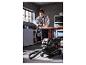 Femme utilisant l'aspirateur d'atelier PARKSIDE PERFORMANCE® PPWD 30 B2 pour le fraisage du bois.