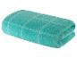 Serviette de bain turquoise à motif quadrillé.