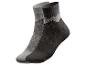 Deux paires de chaussettes avec un motif gris et noir.