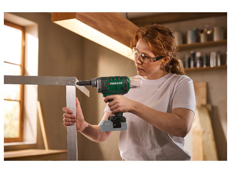 Riveteuse sans fil PARKSIDE 20 V utilisée par une femme pour assembler des profilés métalliques