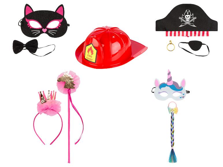 Un casque de pompier, un chapeau de pirate et un masque de chat avec un nœud papillon.