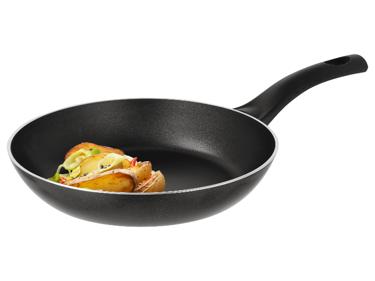 Une poêle noire contenant des pommes de terre et des poireaux sautés.