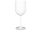 Un verre à vin blanc sur un fond blanc.