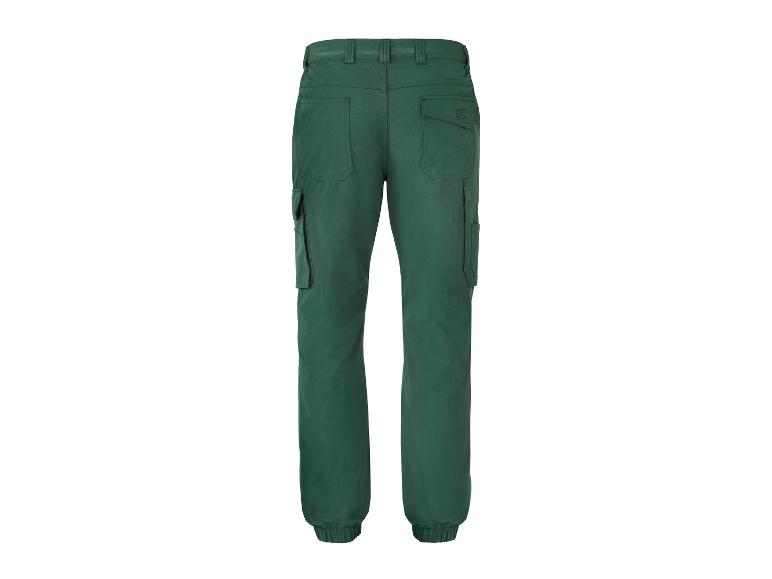 Pantalon cargo vert avec poches et chevilles élastiquées.