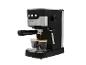 Machine à expresso noire et argentée versant du café dans deux petits verres.