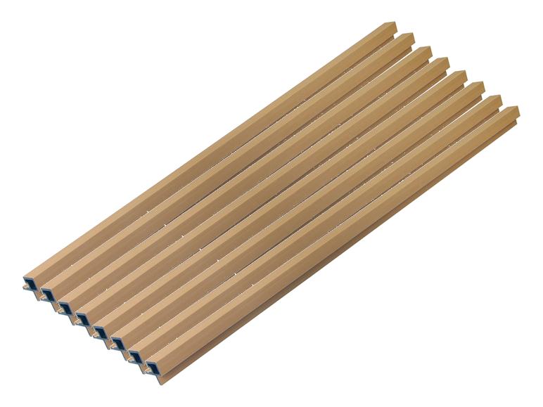 Une pile de lattes en bois avec un noyau métallique, disposées en diagonale.