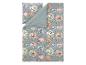 Parure de lit à motif floral sur fond gris-bleu.
