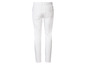 Un jean blanc à jambe droite.