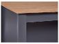 Détail d'un plateau de table en bois avec une base gris foncé.