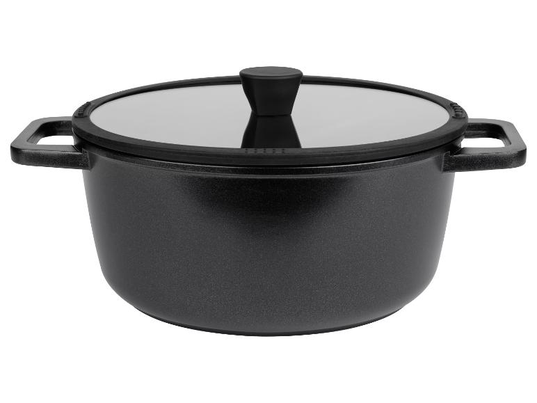 Une casserole noire avec un couvercle
