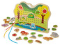 Jouets en bois avec des animaux et des feuilles pour apprendre à lacer.
