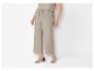 Pantalon large beige et mules à talons : look décontracté et élégant.