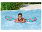 Une femme se relaxe sur un flotteur de piscine à imprimé pamplemousse.