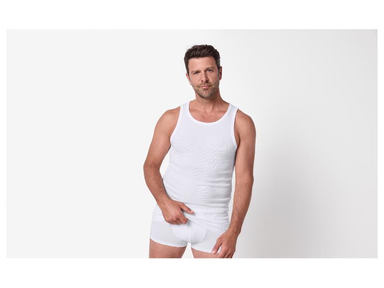 Homme en débardeur blanc et caleçon