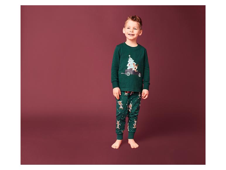 Un garçon portant un pyjama de Noël avec des rennes.