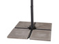 Socle de parasol avec quatre dalles pour la stabilité.