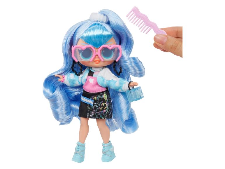 Une poupée LOL Surprise aux cheveux bleus, un peigne rose et un sac bleu.