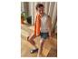 Homme en débardeur blanc, short bleu et serviette orange, souriant à l'intérieur.