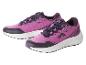 Deux paires de chaussures de course roses et violettes.