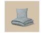 Parure de lit bleu clair à motif floral blanc, avec une taie d'oreiller et une couette pliée.