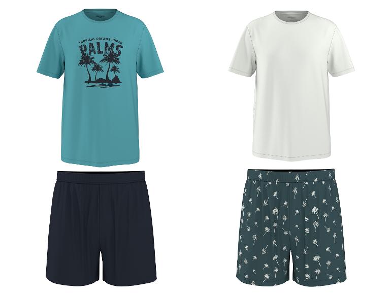 T-shirts et shorts de pyjama : un t-shirt bleu avec des palmiers et un blanc, et des shorts unis et à motifs de palmiers.