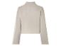 Pull beige à manches longues.