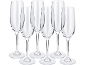 Six flûtes à champagne en verre transparent sur fond noir.