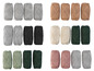 Pelotes de laine de différentes couleurs, y compris gris, beige, noir, blanc et vert.