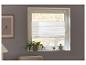 Fenêtre avec store plissé blanc, plante en pot et objets décoratifs sur le rebord.