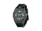 Une montre homme gris foncé avec un cadran texturé et un bracelet en caoutchouc noir.