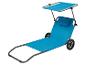 Chaise longue bleue avec auvent et roulettes.