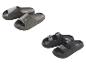 Deux paires de claquettes confortables : une paire grise et une paire noire à boucles.