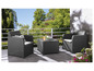 Deux chaises grises en osier et une table assortie sur un balcon.