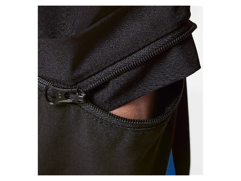 Fermeture éclair sur un vêtement noir de sport.