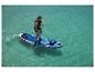 Paddleboard gonflable Allround et pagaie utilisés en mer turquoise.