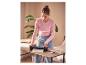 Une femme plastifie des documents avec une plastifieuse sur un bureau en bois.