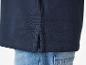 Polo bleu marine et jeans.