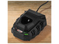 Un chargeur de batterie Parkside X20Team noir sur une table en bois.