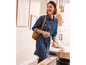 Une femme portant une robe en jean avec un sac en cuir.