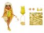 Poupée, maillot de bain, lunettes et accessoires jaunes. Thème estival.