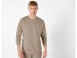 Un homme portant un sweat-shirt et un pantalon beiges.